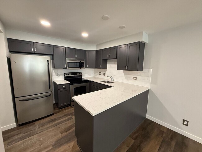 Foto del edificio - Bright South-Facing Condo with Stunning Fl...