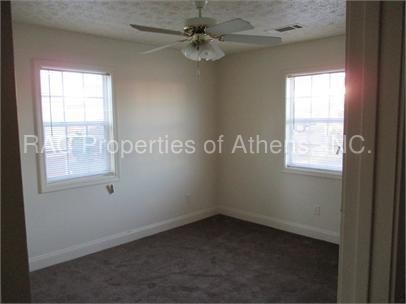 Foto del edificio - 155 Westchester Cir