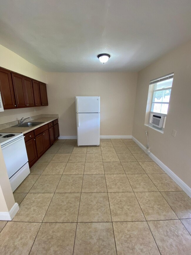 Foto del edificio - 4820 Maine St