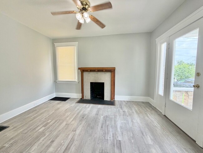 Building Photo - 1227 Ross Ave