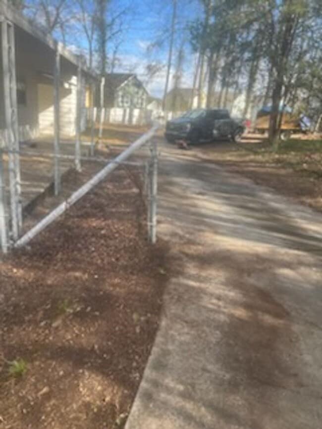 Building Photo - Large Private Lot with 3BR home!