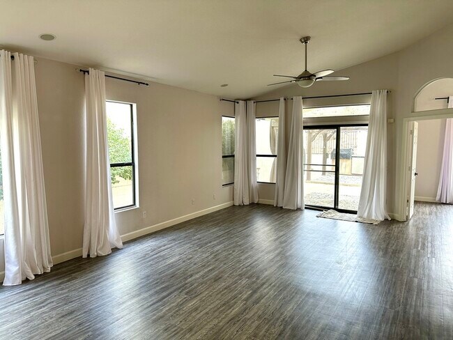 Foto del edificio - Gorgeous remodel update! No neighbors behind hillside lot
