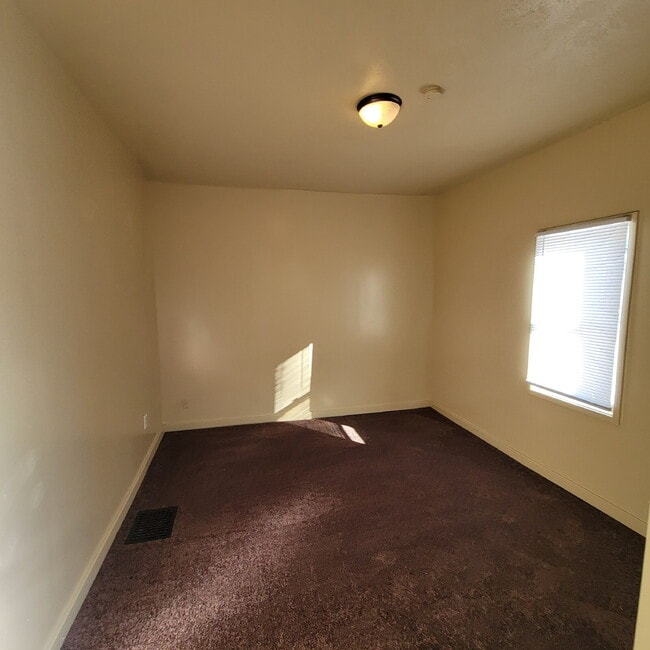Building Photo - Near Southeast 3BR/1BA House for RENT!