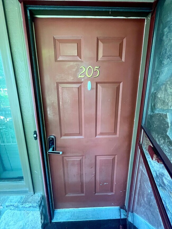 Foto del edificio - Well-Located One-Level Condo -- Just Minut...