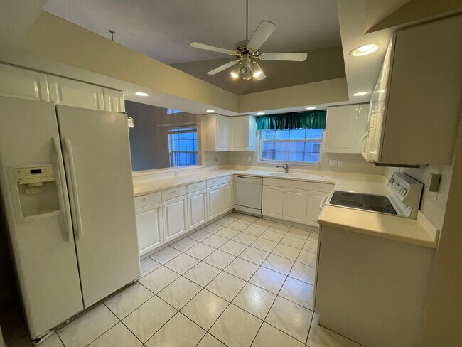 Foto del edificio - ANNUAL RENTAL - BERKSHIRE LAKES-MELROSE GARDENS- 3 BED/2 BATH VILLA WITH 2 CAR GARAGE