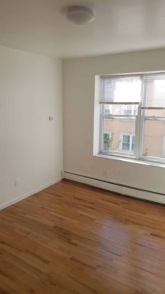 Foto del edificio - 135 Van Wagenen Ave