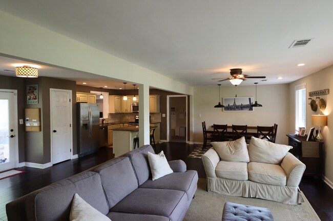 Building Photo - 902 Neuhoff Ln