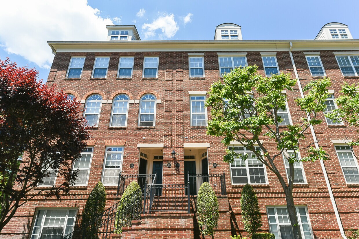 Primary Photo - 831 N Lincoln St