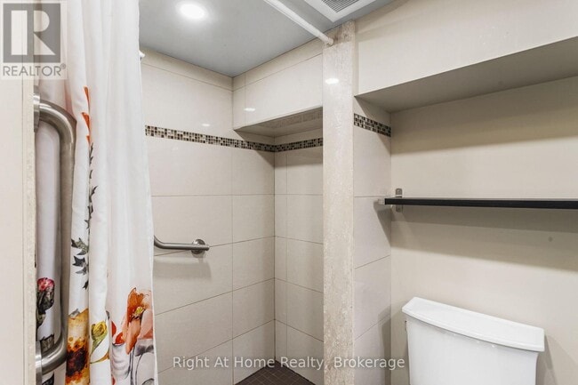 Building Photo - 1042 St Clarens Ave