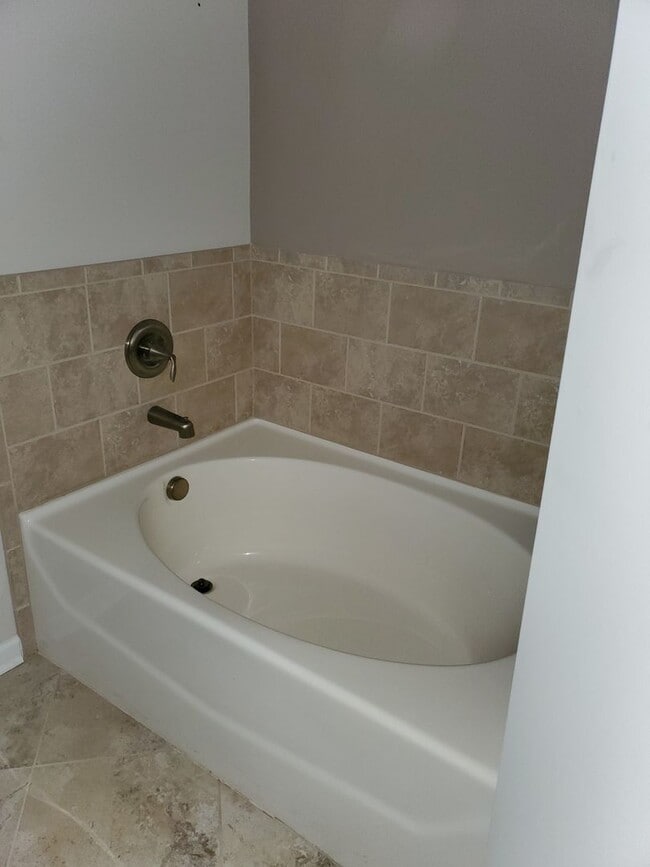 Building Photo - Beautiful 4BR Townhome in Skybrook
