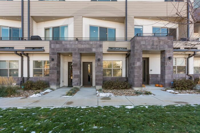 Foto principal - Beautiful Two Bedroom Townhome in Denver -...