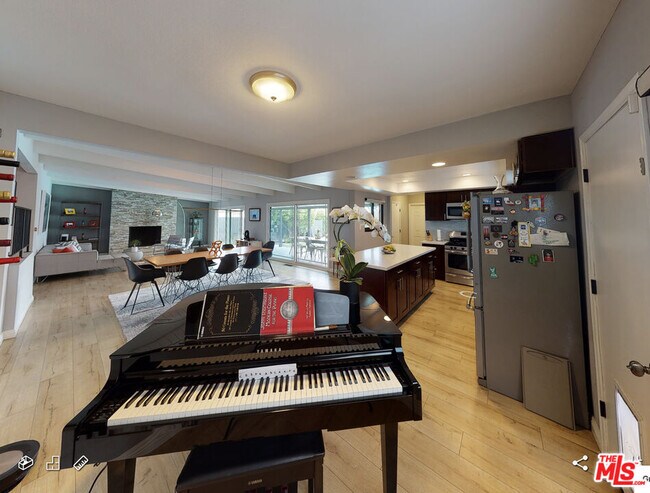Foto del edificio - 4564 W 132nd St