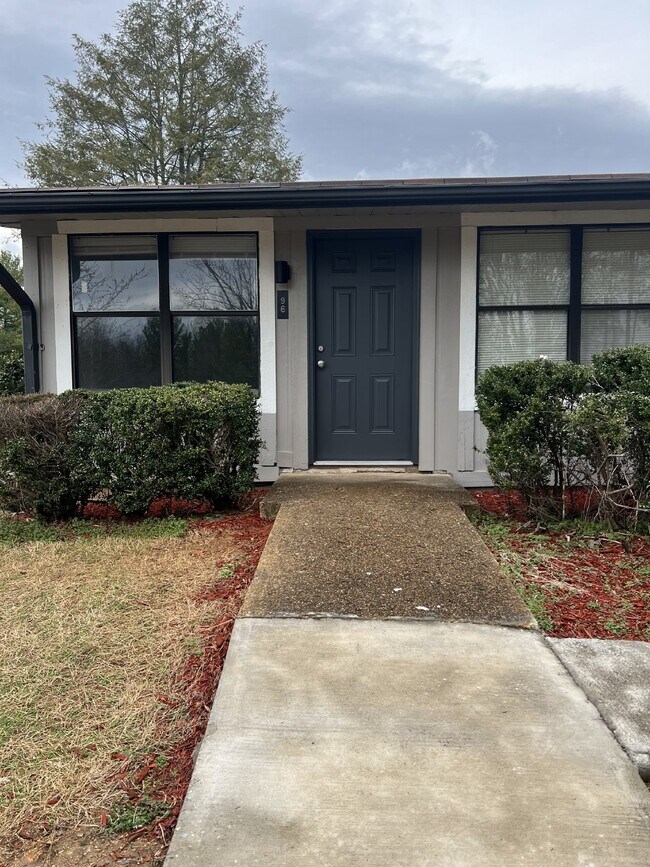 Building Photo - STUDIO Apartment Conveniently Located