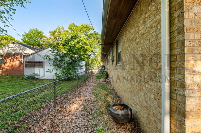 Building Photo - 1021 W 20th St N