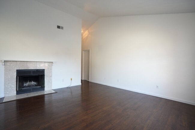 Building Photo - Charming Two Bedroom Napa Condo