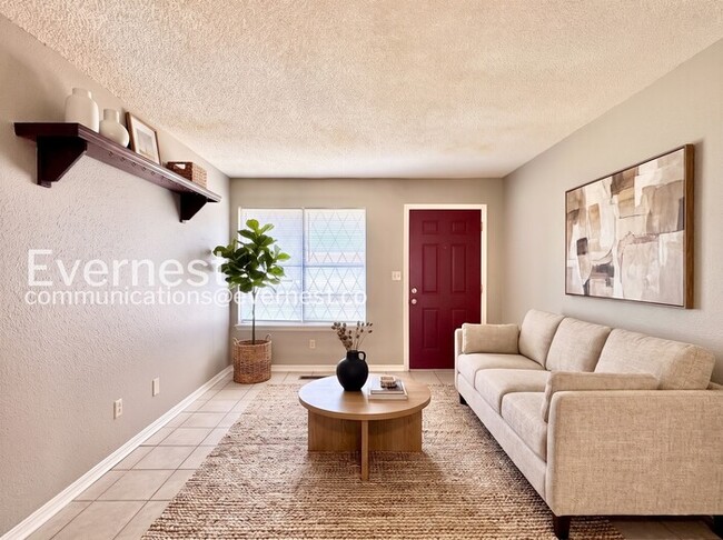 Building Photo - 4 Bed/2.5 Bath Home with Fenced Yard & Garage / Available Now!