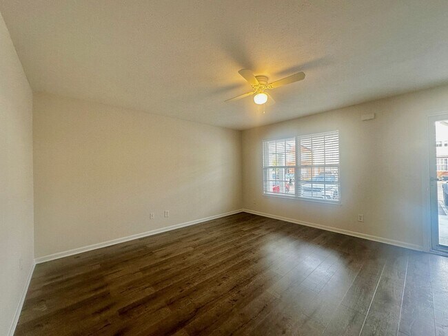 Building Photo - 2 Bedroom Townhouse near Lenox Village.
