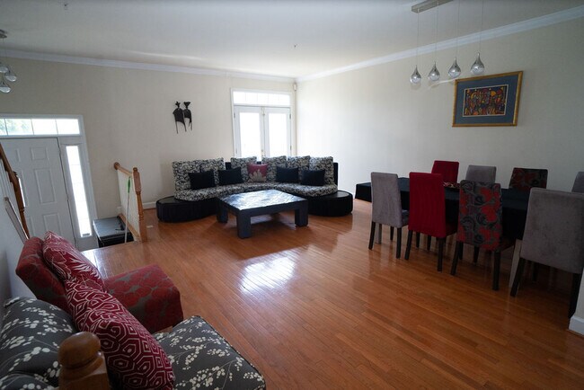 Sala de estar y comedor - 604 Kingfisher Ave