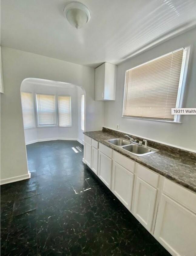 Foto principal - 19311 Waltham St