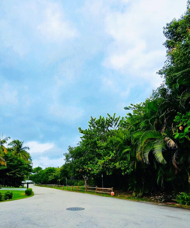 Building Photo - 1000 Palm Trail