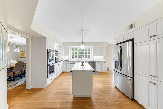 Foto del edificio - 390 S Basswood Rd