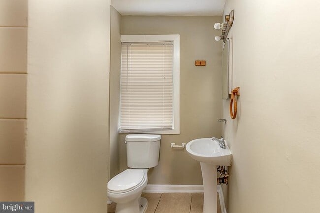 Building Photo - 2319 Chester St SE