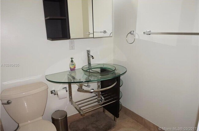 Amplia zona de baño - 252 Jefferson Ave