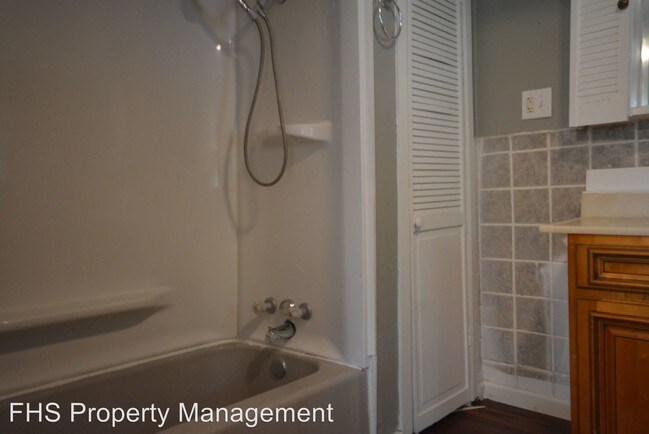 Building Photo - 2 br, 1 bath House - 401 W Chase Street*