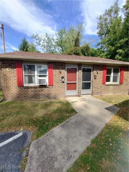 Primary Photo - 31 1/2 Elm Street Unit C2