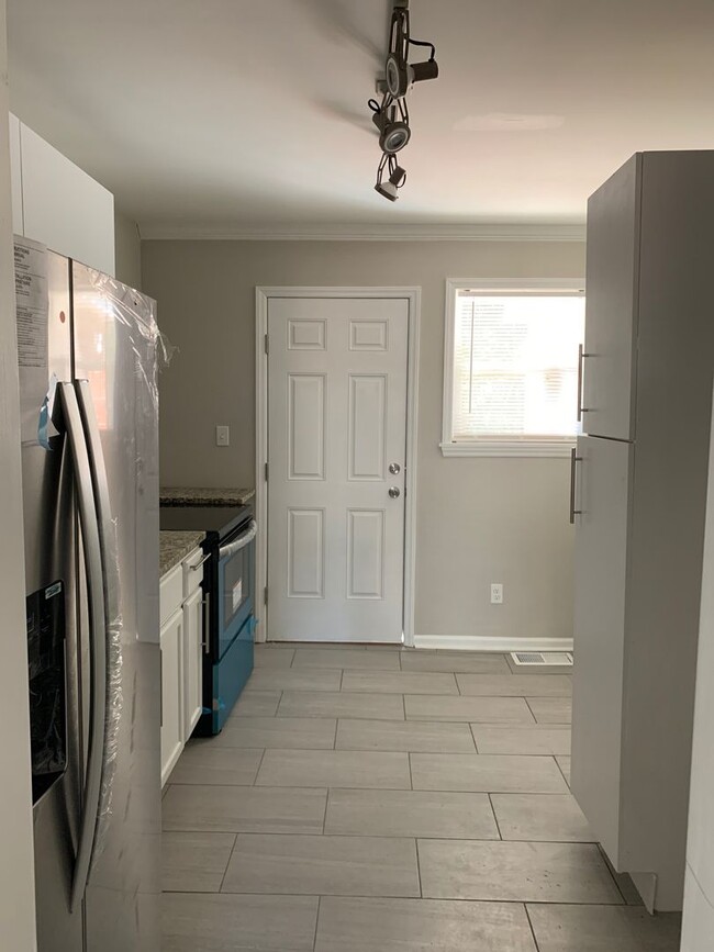 Building Photo - Cute 2 Bedroom Duplex near Freedom Drive