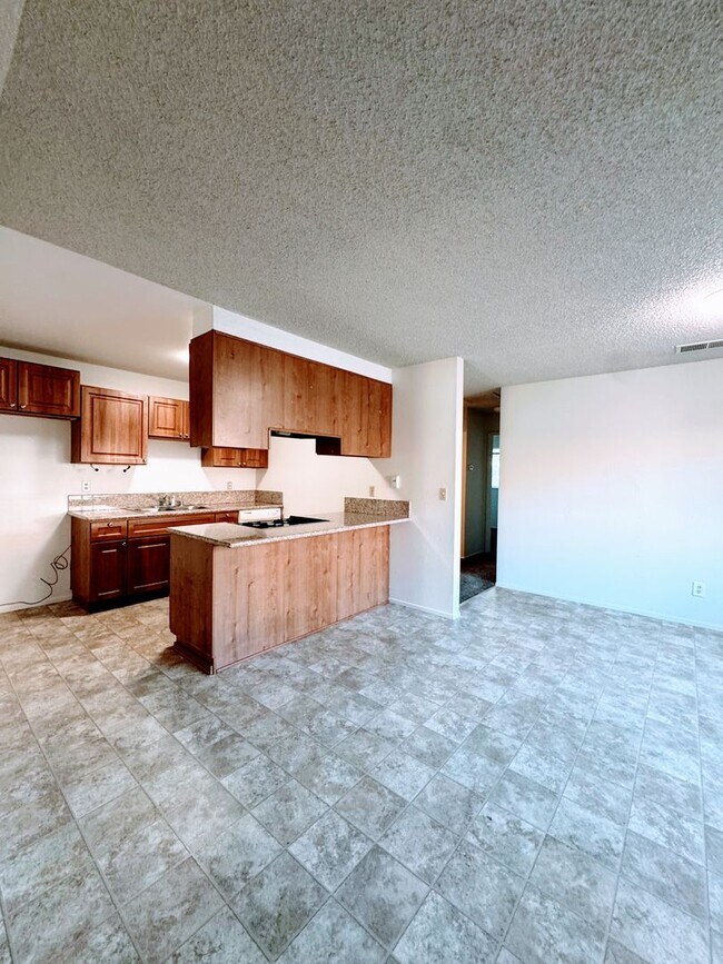 Foto del edificio - Charming 2-Bedroom Duplex with Large Fenced Yard & Attached Garage