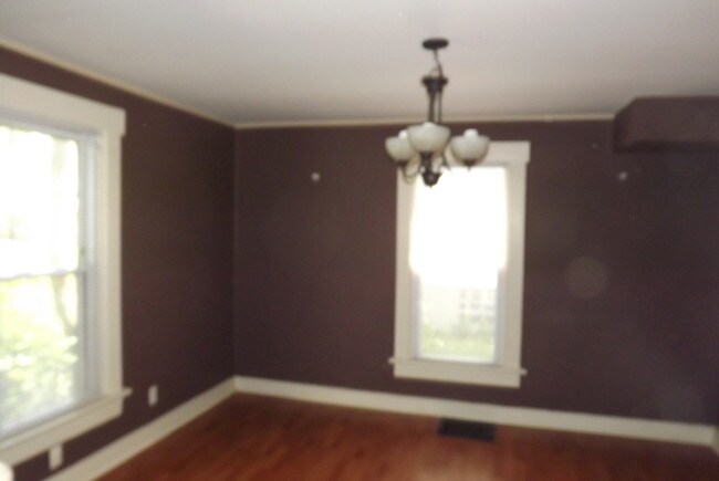 Building Photo - COMING SOON! Spacious 3 Bed 1 Bath