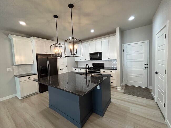 Building Photo - 4 Bedroom 3 Bathroom Townhome in Lehi!