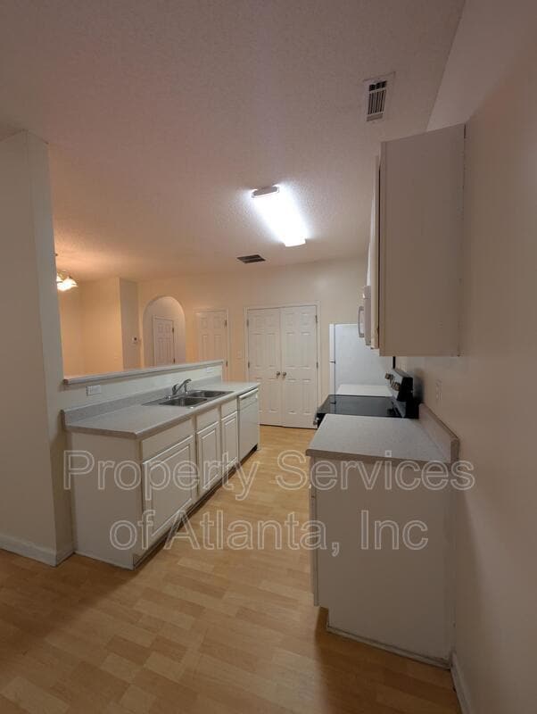 Building Photo - 5060 Lincoln Dr