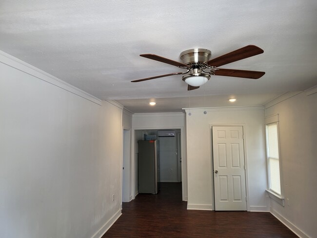 Building Photo - 1000 N Poplar St