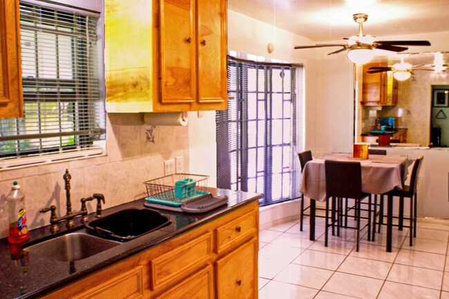 Foto del edificio - 15115 Old Creek Rd