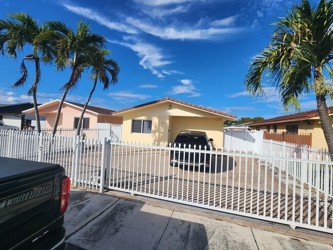 Photo - 1285 W 39th Pl House