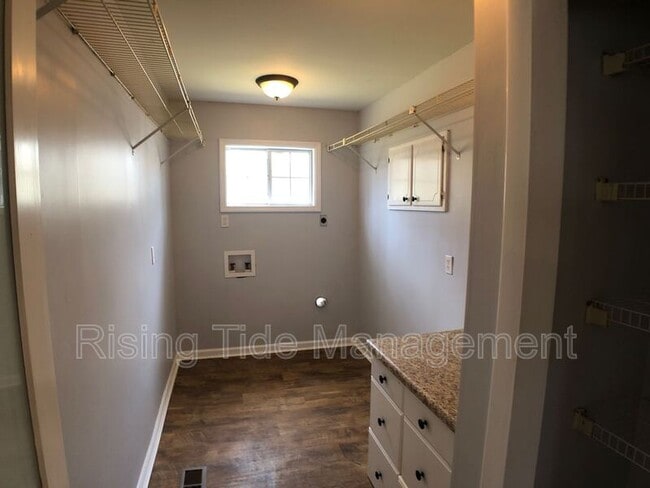 Building Photo - 2100 Merry Dr NE