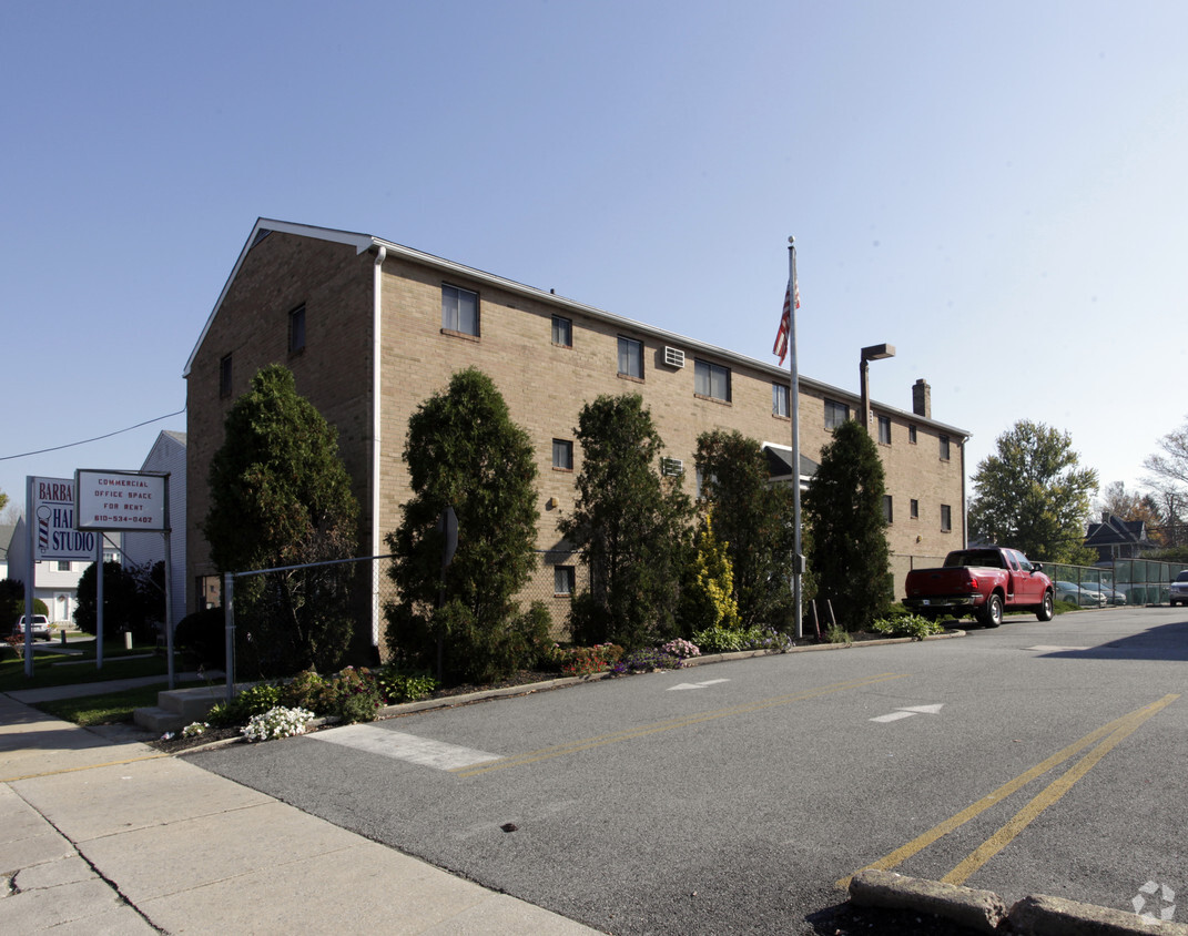 Building Photo - 320 Chester Pike