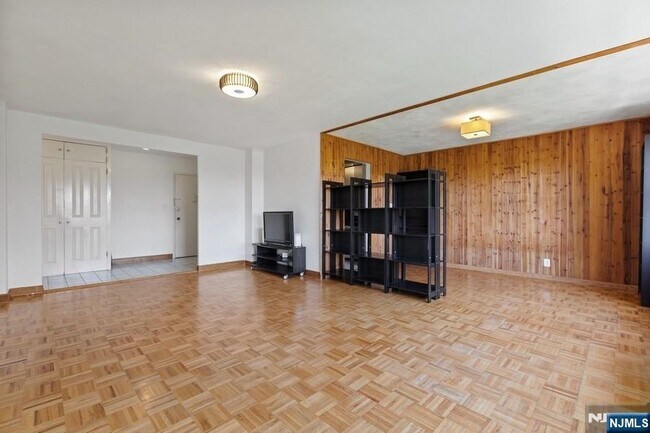 Foto del edificio - 2352 Linwood Ave