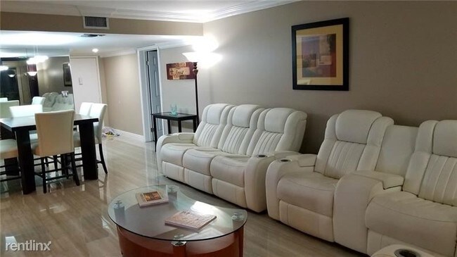 Foto del edificio - 16251 Golf Club Rd
