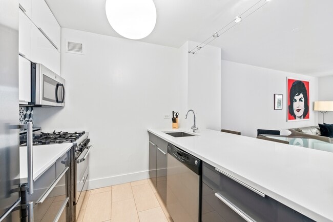Building Photo - 30 W 61st St