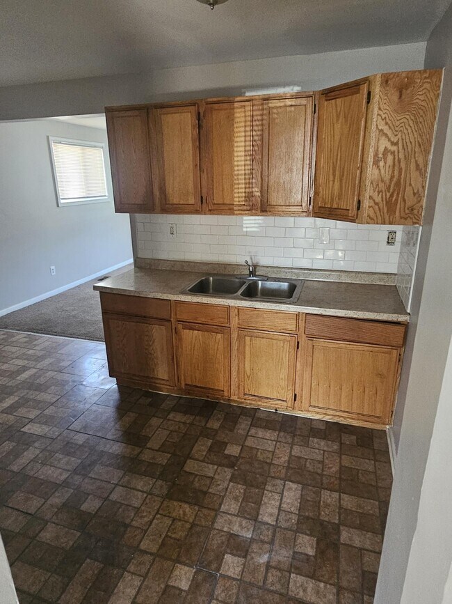 Foto del edificio - 16888 Lenore Ave