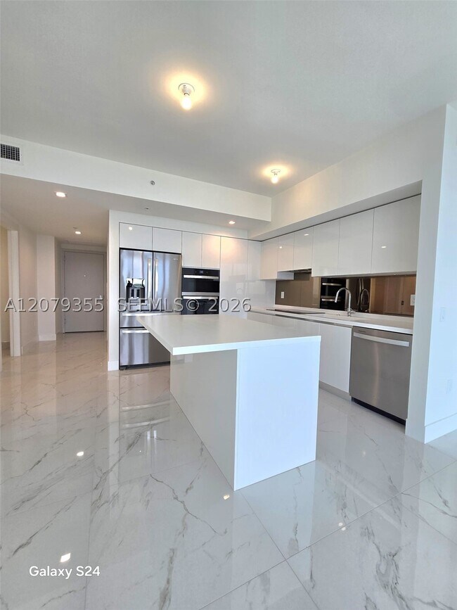Building Photo - 1170 E Hallandale Beach Blvd
