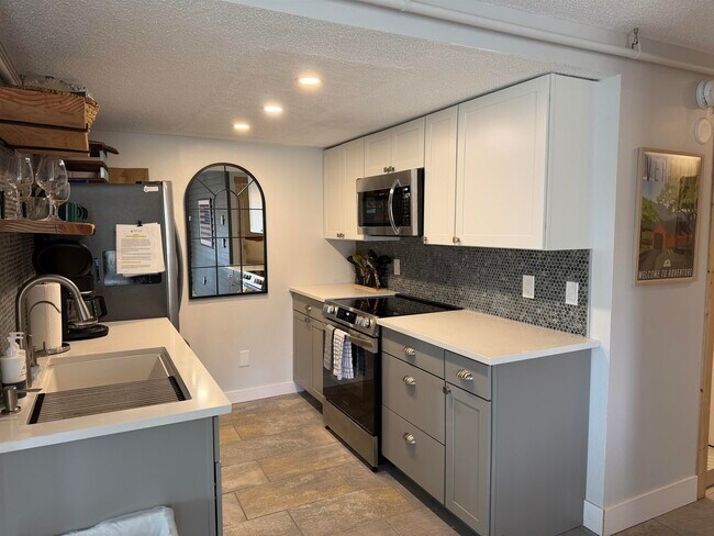 Foto del edificio - 220 Mountainside Dr
