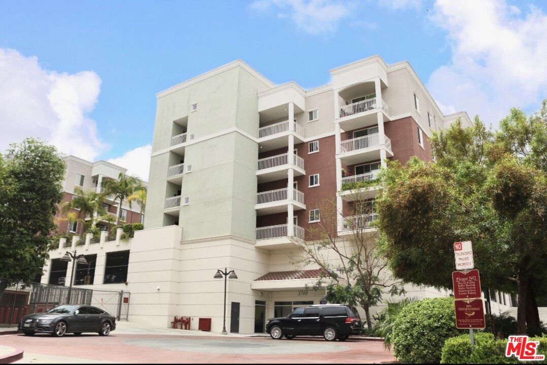 3740 Santa Rosalia Dr Unit 304, Los Angeles, CA 90008 - Room For Rent ...