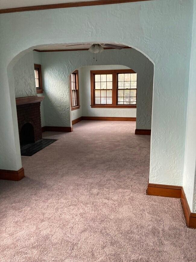dining rm living rm sun rm - 3821 Wayne Ave
