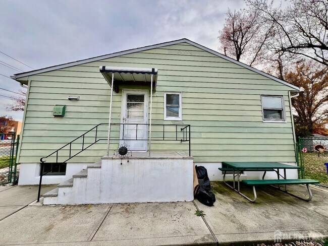 Foto del edificio - 340 Old Post Rd