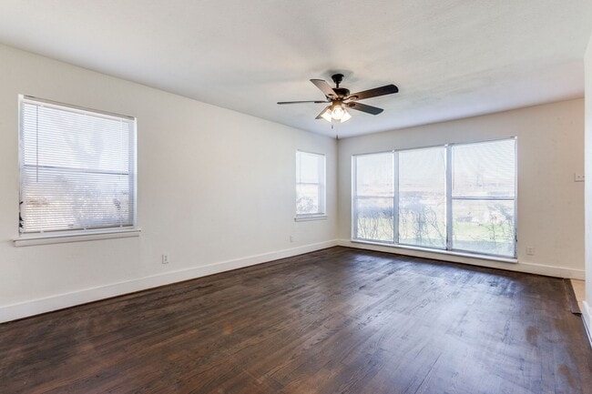Photo - Spacious 4 Bed 2 Bath Home with Stainless Steel Appliacnes