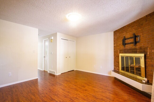 Building Photo - 2039E